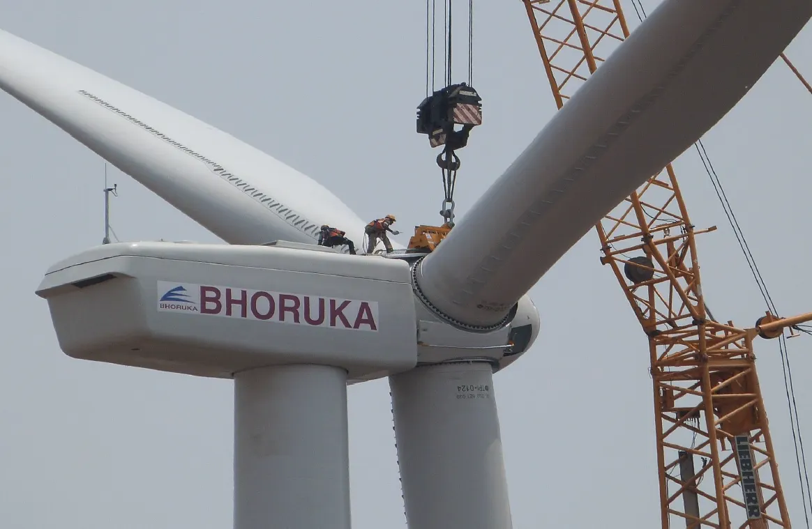 Nacelle lift during WTG erection