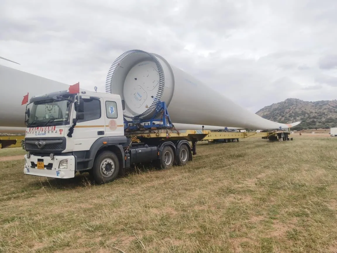 Blade root section transport on extendable trailer