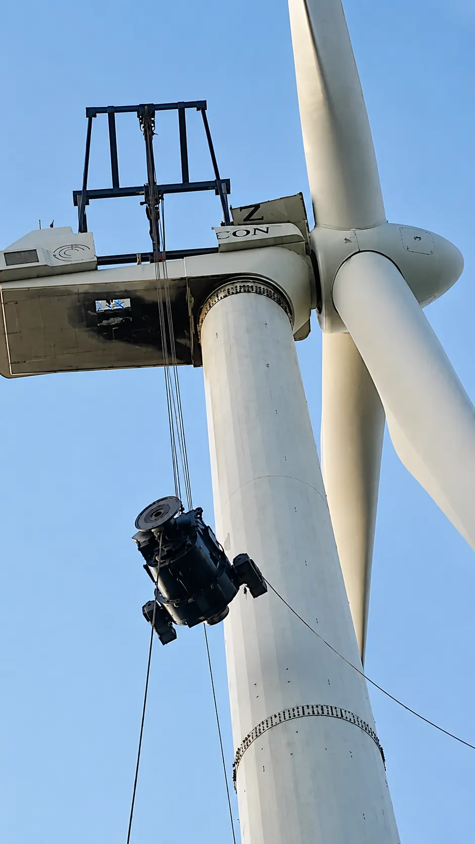 Craneless component lift from nacelle using winch platform