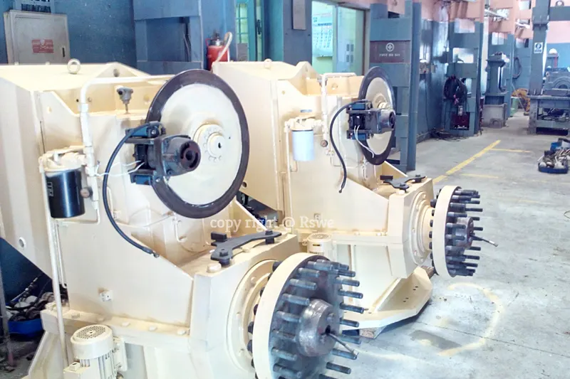 Gearbox lineup in workshop